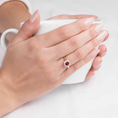 Pierścionek zaręczynowy SAVICKI: dwukolorowe złoto, rubin, diamenty